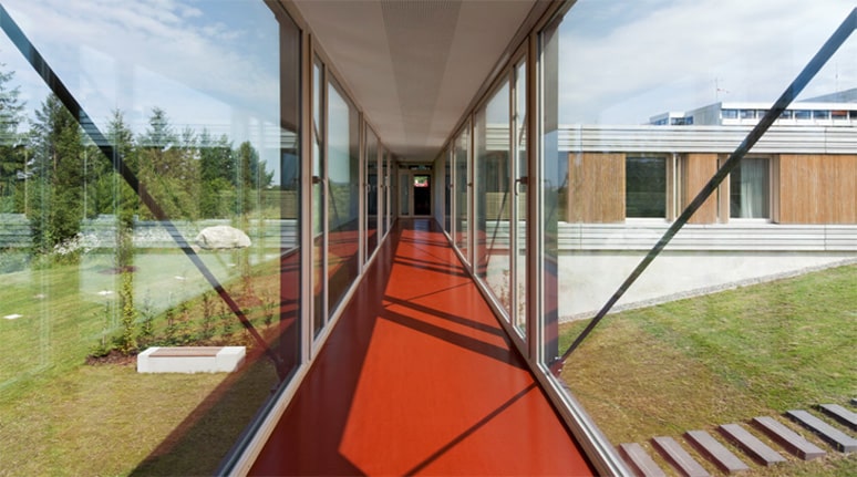 Centre psychiatrique de Friedrichshafen. Agence Huber Staudt, architectes. Vue inte?rieure de la galerie © Photo Huber Staudt